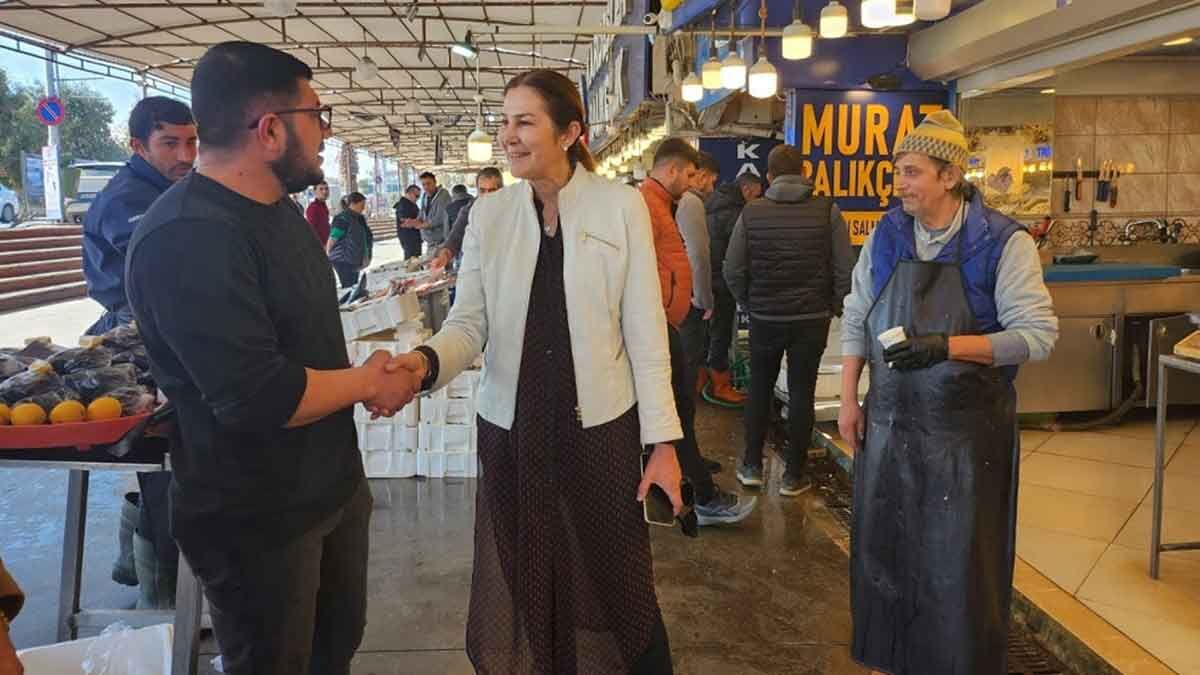 Yalı Mahallesi’nde bulunan balık halini ziyaret eden AK Parti Güzelbahçe