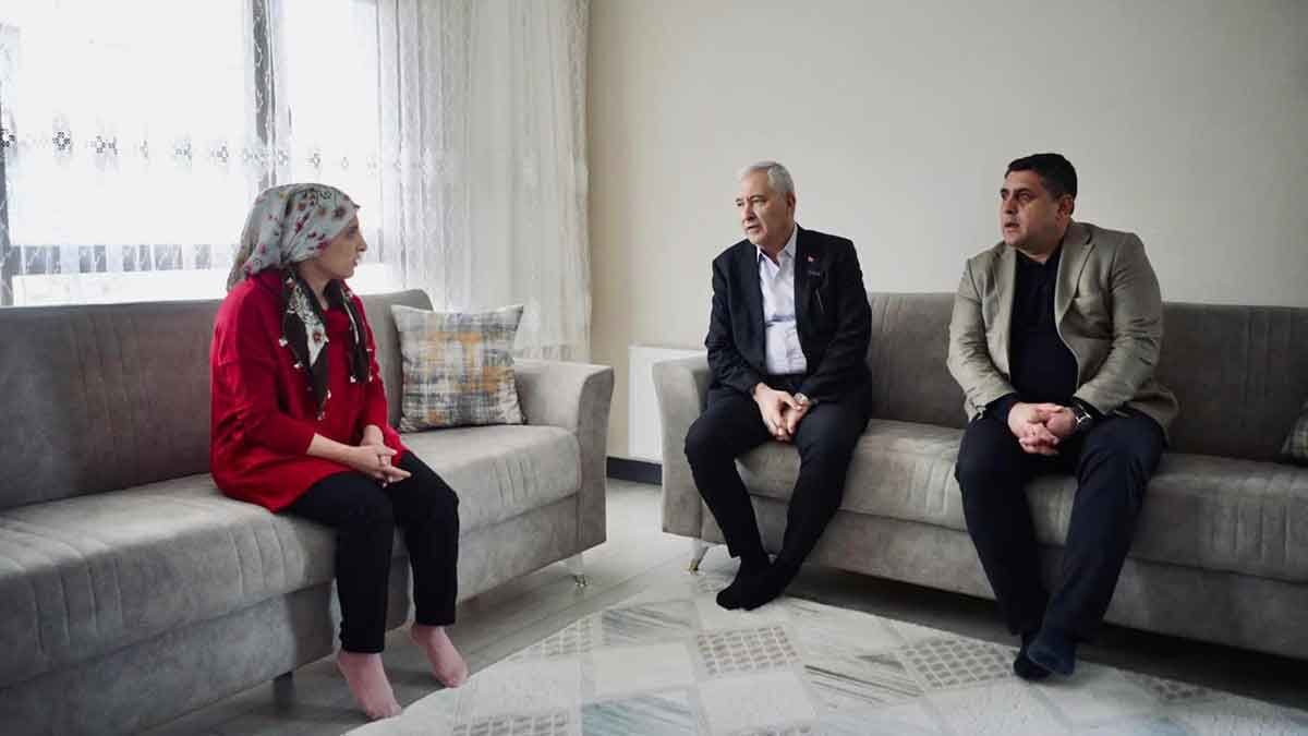6 Şubat depremleri sonrasında Kemalpaşa’ya yerleşen aileler ile sohbet ederek