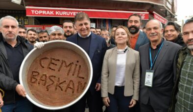 CHP İzmir Büyükşehir Adayı Cemil Tugay’a Urfalılardan ‘çiğ köfteli tepsi’ sürprizi