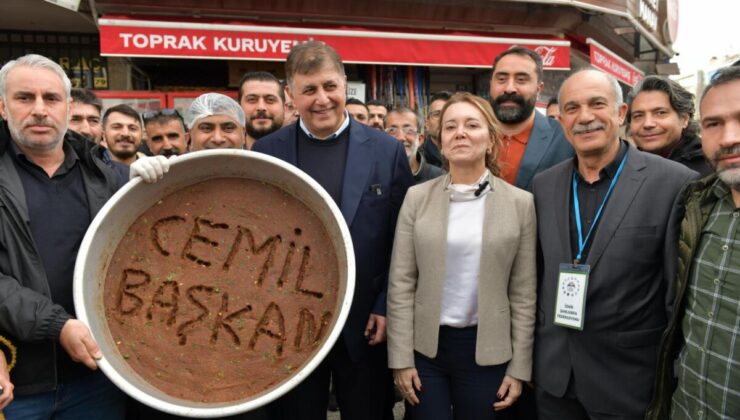 CHP İzmir Büyükşehir Adayı Cemil Tugay’a Urfalılardan ‘çiğ köfteli tepsi’ sürprizi