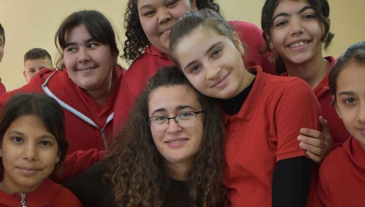 İzmir’deki depremzede öğretmenler öğrencilerinin desteğiyle acılarını hafifletiyor