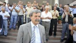 CHP, İzmir’in Dikili ilçesinde mevcut Belediye Başkanı Adil Kırgöz’ü yeniden