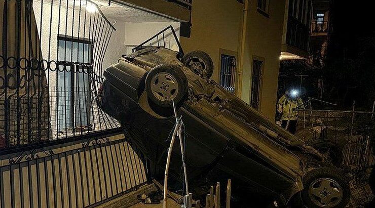 Muğla’da şaşırtan kaza: Evin balkonuna otomobil düştü