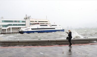 İzmir’de fırtına etkili oluyor: Vapur seferleri iptal edildi