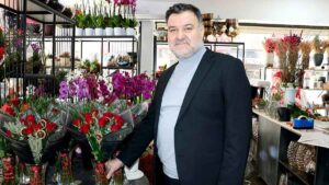 Çiçekçilerde 14 Şubat Sevgililer Günü mesaisi başladı. Çiçek satışlarına ilişkin