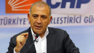 Uzun yıllar CHP‘de siyaset yapan, bu kapsamda genel başkan yardımcılığından milletvekilliğine