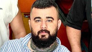 İzmir’de, özel harekat polislerinin desteği ile bir apartman dairesine yapılan