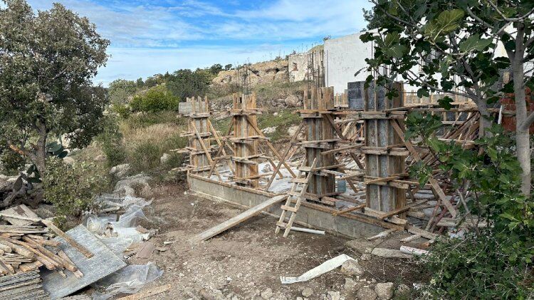 Çeşme ilçesine bağlı Sakarya MahallesiAyayorgi mevkisinde, iddiaya göre hazine arazisi