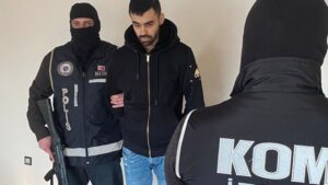 İzmir’de, Interpol tarafından uyuşturucu ticareti suçundan kırmızı bültenle aranan C.A.,