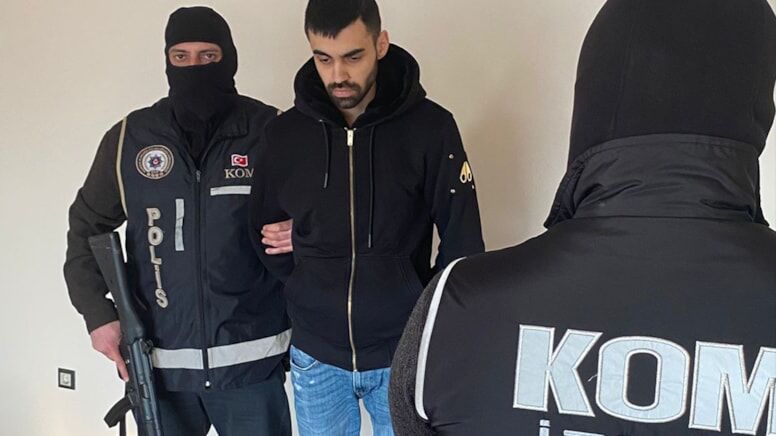 İzmir’de, Interpol tarafından uyuşturucu ticareti suçundan kırmızı bültenle aranan C.A.,