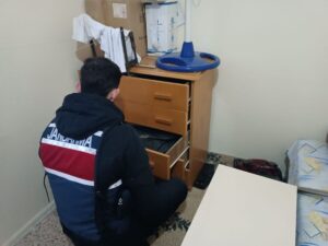 Yasa dışı yollarla yurt dışına kaçmaya çalışan örgüt mensuplarının adreslerine