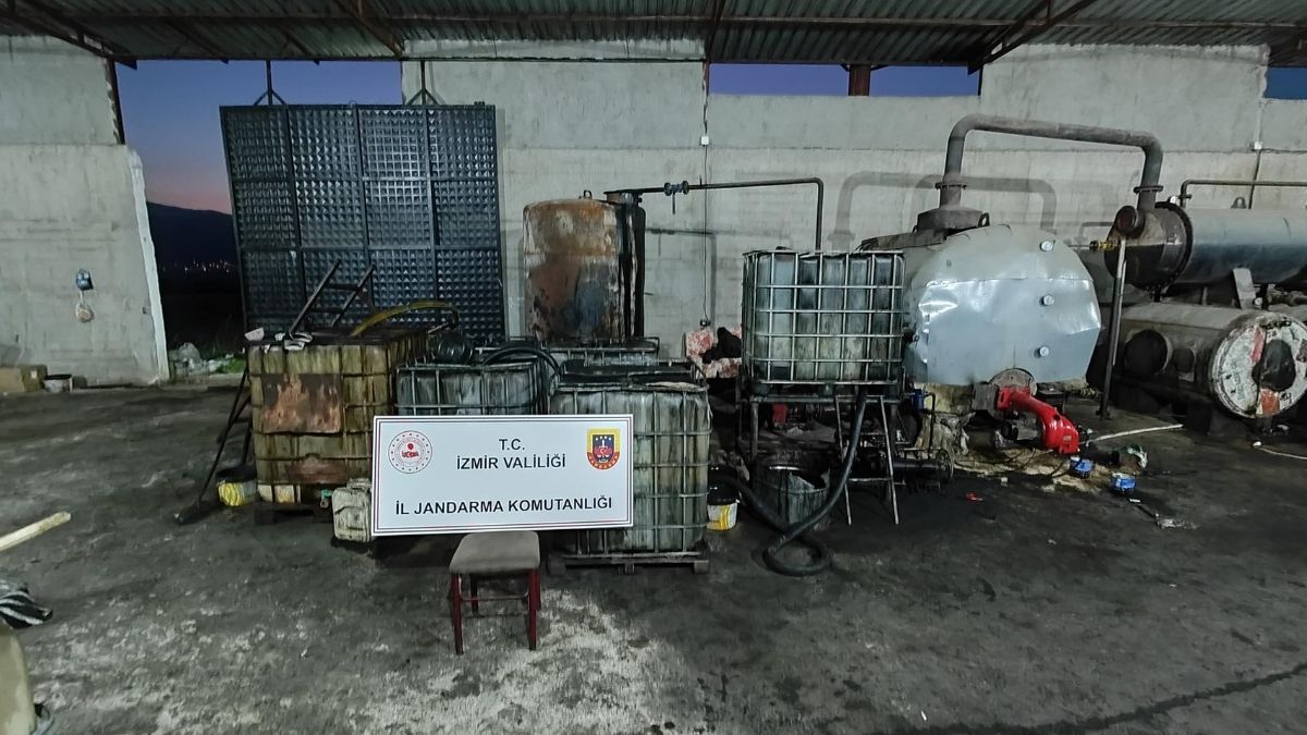 İzmir’de bir tesiste atık yağları çeşitli işlemlerden geçirerek akaryakıta dönüştürüp,