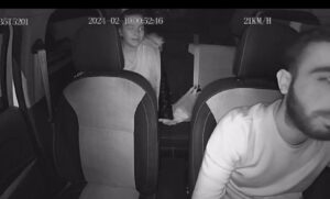 İzmir’in Konak ilçesinde taksi şoförü Kaya Özer (23), aracına aldığı