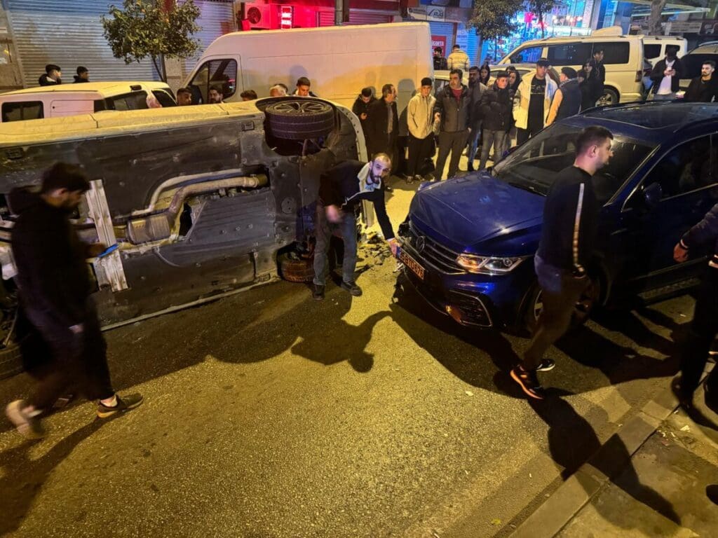 Sürücü kontrolden çıktı: Sosyal medya şahidi o anları kameraya çekti