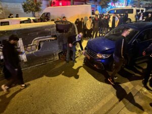 İzmir’in Konak ilçesinde, iddia edilen hızlı bir otomobilin sürücüsünün direksiyon