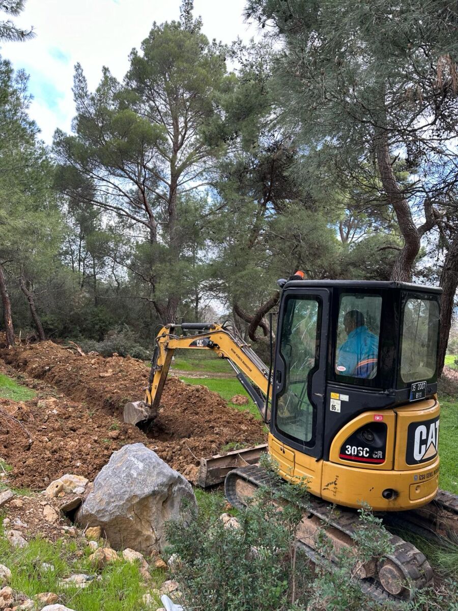 Menderes Belediyesi tarafından toprak sulaması için yeni besleme hattı yapılıyor.