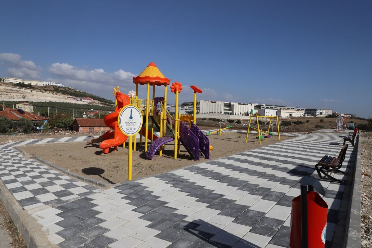 Menderes’te parklar yenileniyor: 6 park yenilenmiş olarak açıldı Menderes Belediyesi Park ve Bahçeler Müdürlüğü tarafından sürdürülen çalışmalar kapsamında