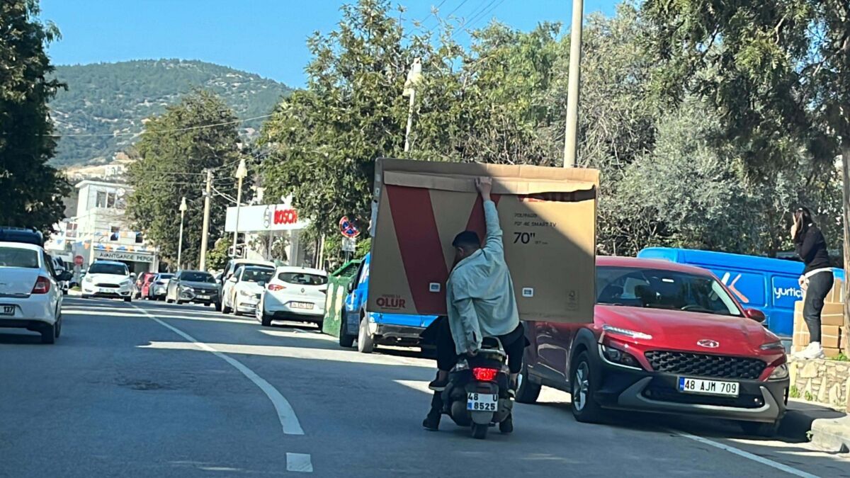 Muğla’nın Bodrum ilçesinde, motosikletteki 2 kişi, dev ekran televizyonu hiçbir