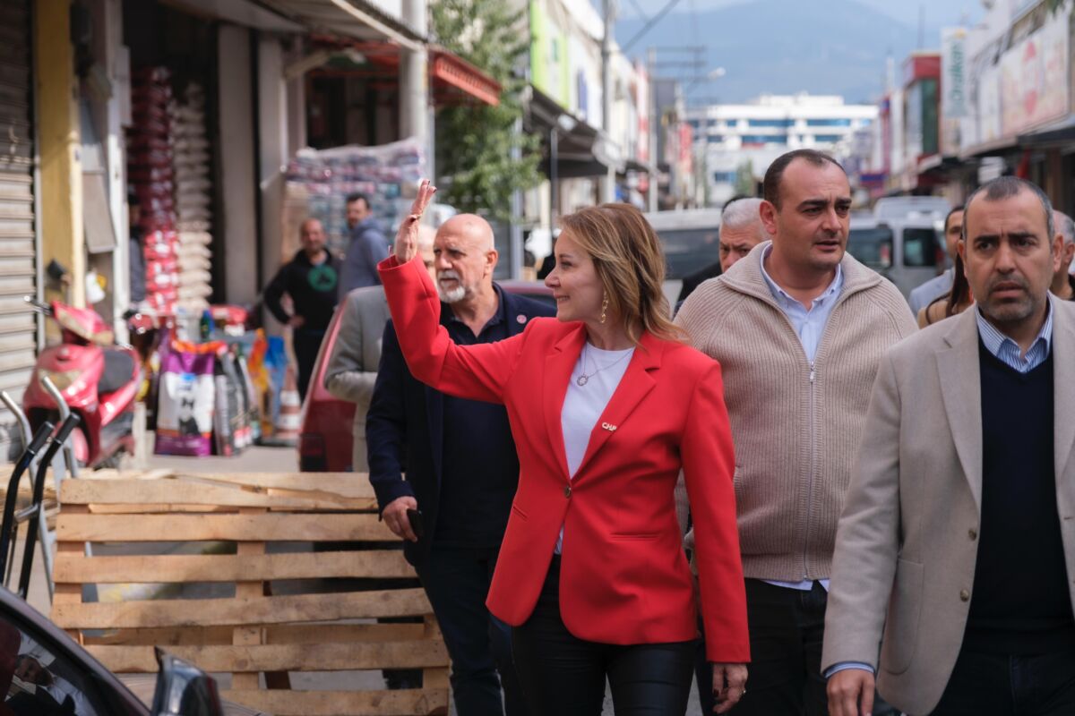 İzmir Kadın Kuruluşları Birliği’nin toplantısına katılan CHP Konak Belediye Başkan