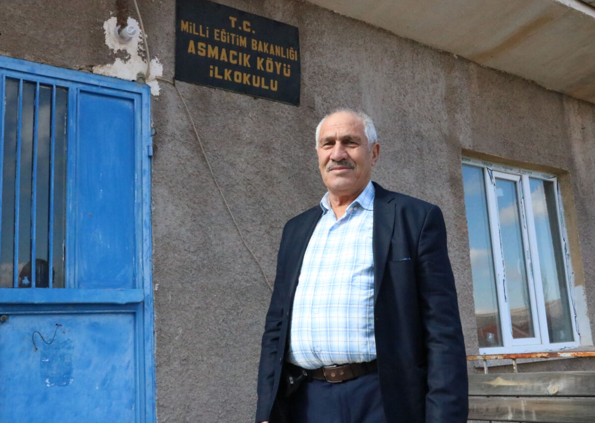 Sandıklı ilçesine bağlı 7 haneli ve 15 nüfuslu Asmacık köyünün