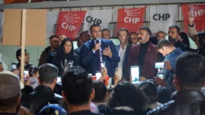 Yıldız’ın mahalle mahalle gerçekleştirdiği buluşmalar yüzler hatta binlerce Çiğlili’nin katılımıyla