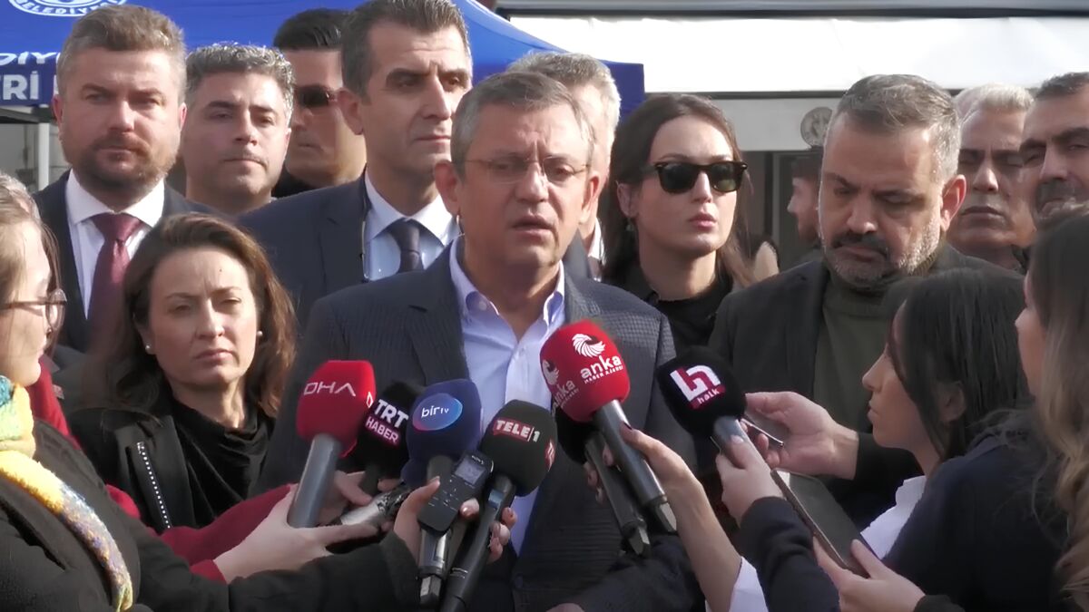 Özgür Özel, saldırıda yaşamını yitiren taksi şoförü Oğuz Erge’nin ailesini