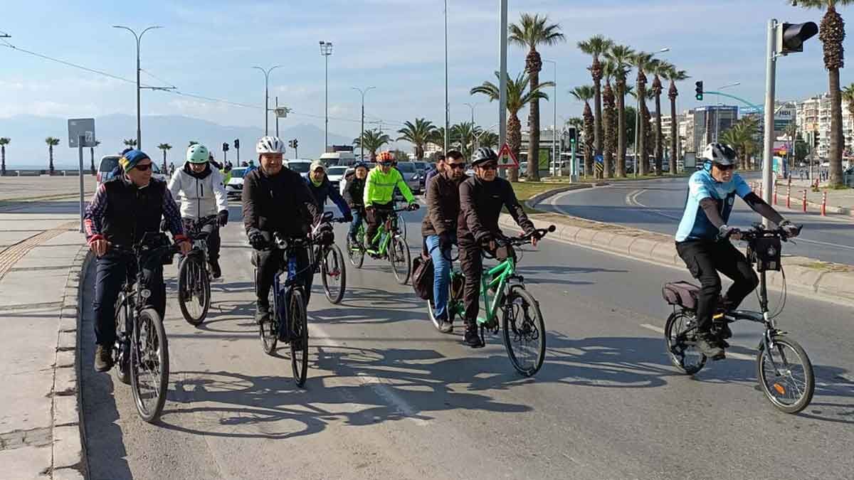 İzmir’de Bisikletli Destek Ekibi (BisiDestek) ekibi tarafından Kahramanmaraş merkezli depremde