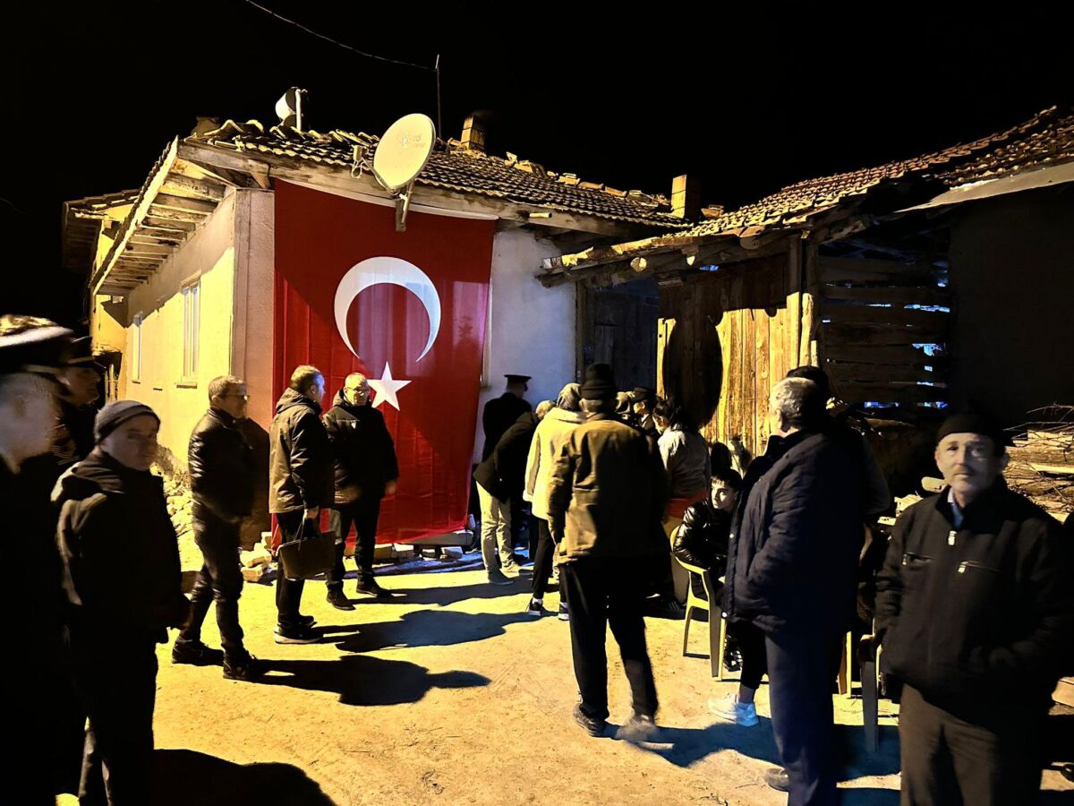 Kütahya’ya şehit ateşi düştü: Acı haber ailesine ulaştı PENÇE- Kaplan Harekatı bölgesinde aracın devrilmesi sonucu şehit olan Piyade