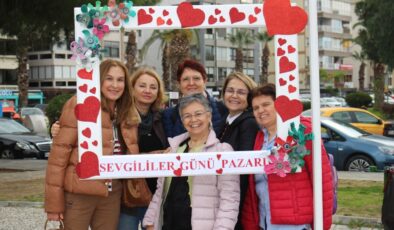 Karşıyaka’da Sevgililer Günü pazarı: El emeği hediyelik eşyalara yoğun ilgi