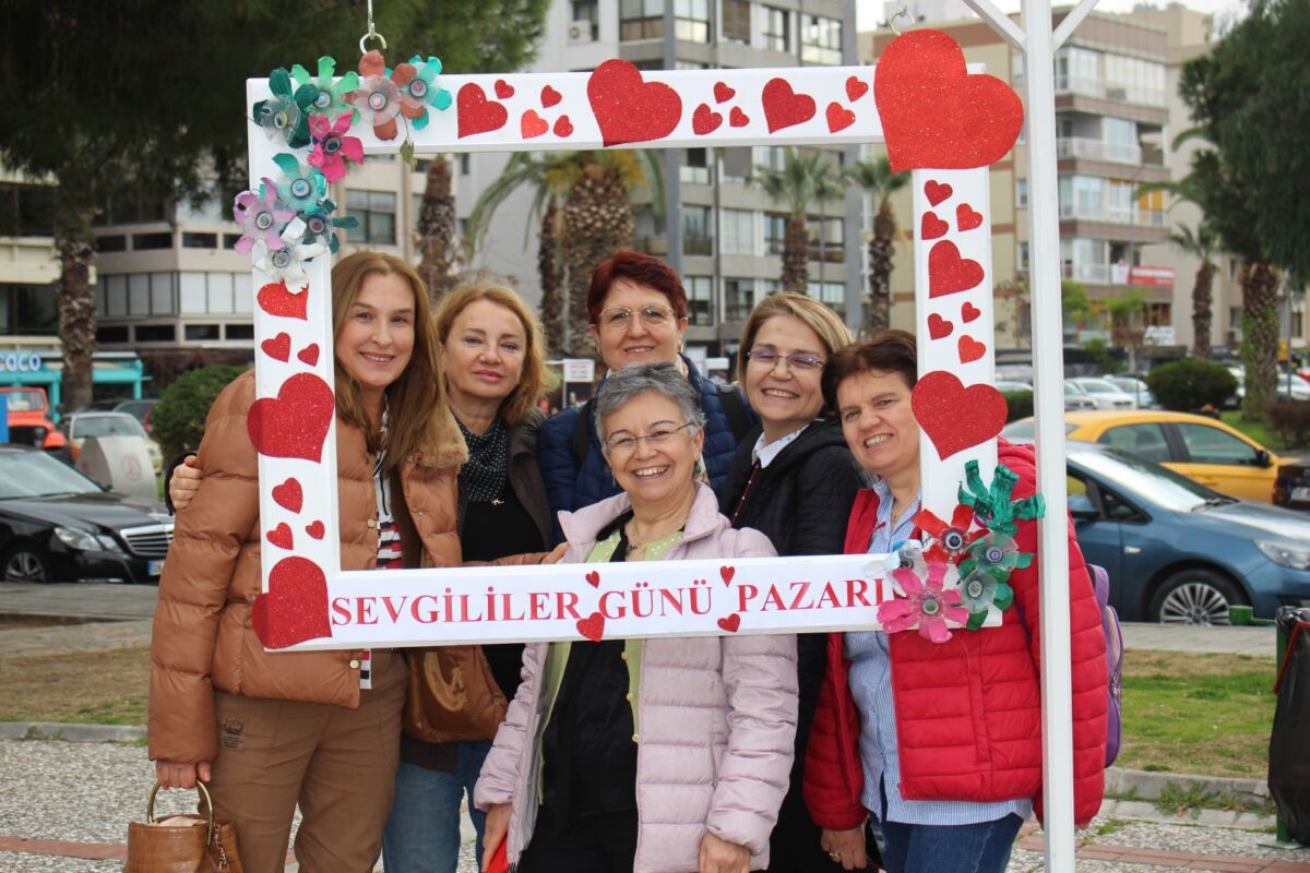 Karşıyaka Belediyesi, Zühtü Işıl Meydanı’nda kurduğu tematik pazarlarla üretici ve