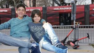 İzmir’in Karşıyaka ilçesinde otomobilin skutere çarptığı kazada 16 yaşındaki oğlu Soykan