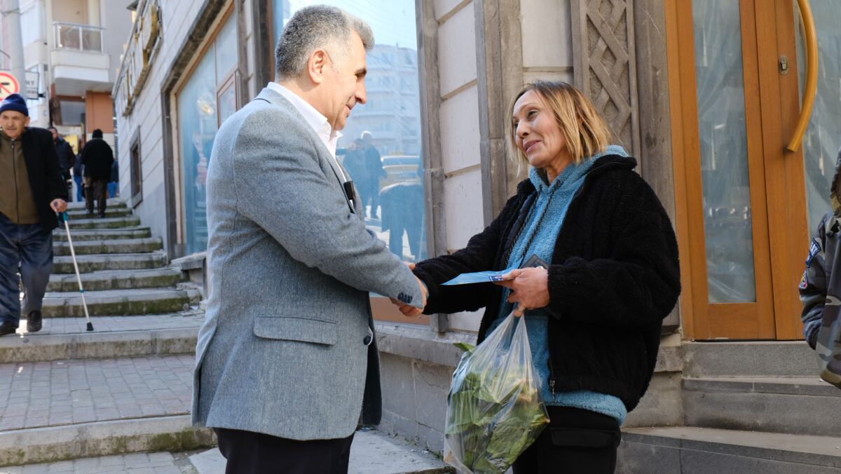 AK Parti Karabağlar Adayı Mehmet Sadık Tunç: ‘İdeoloji değil icraat yarışındayız’ Karabağlar AK Parti Belediye Başkan Adayı Mehmet Sadık Tunç, vatandaşlarla