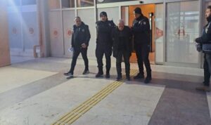 İzmir’in Bergama ilçesinde polis ekipleri tarafından takibe alınan ve uyuşturucu