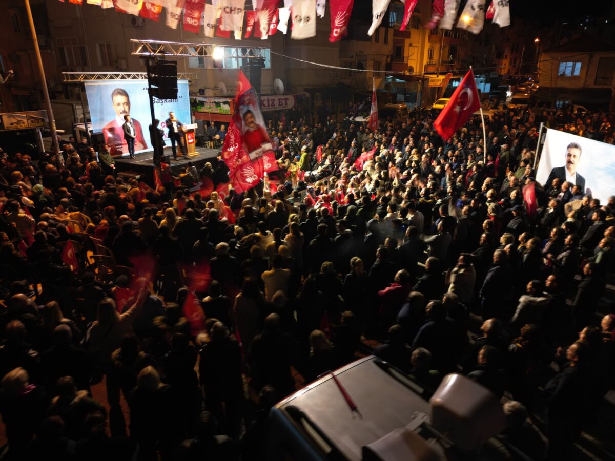 Seçim çalışmalarını ara vermeden sürdüren Dikili Belediye Başkanı ve yeni