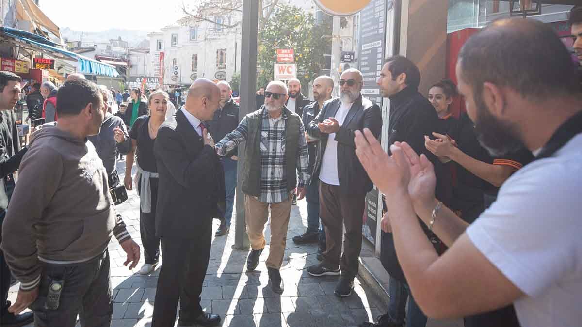 Tarihi Kemeraltı Çarşısı’nı ziyaret eden İzmir Büyükşehir Belediye Başkanı Tunç