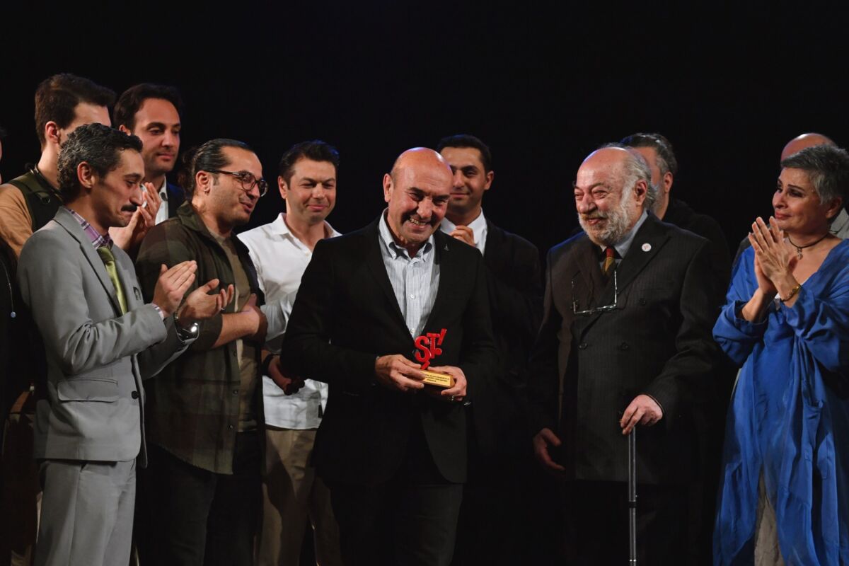 İzmir’in 70 yıllık hasretini gidererek Şehir Tiyatrosu’nu yeniden hayata geçiren