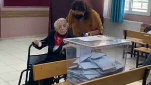 İZMİR’in Karaburun ilçesinde Zekiye Sertoğlu (101), tekerlekli sandalye ile geldiği