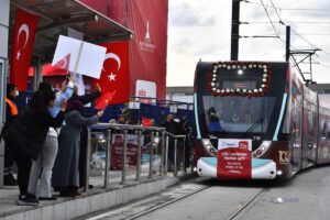 İzmir Büyükşehir Belediye Başkanı Tunç Soyer’in kenti demir ağlarla örme