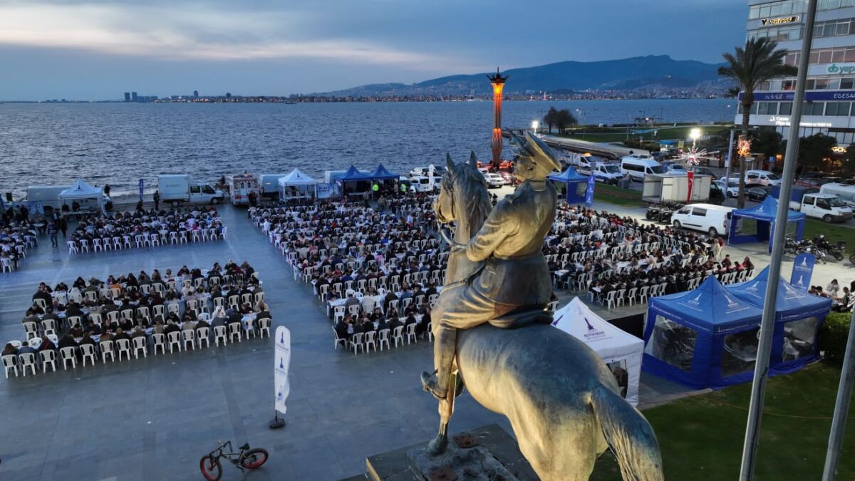 Cumhuriyet Meydanı’nda düzenlenen büyük iftar buluşmasına kentin dört bir yanından