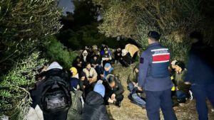 İzmir İl Jandarma Komutanlığı ekipleri, düzensiz göçle mücadele kapsamında geçen