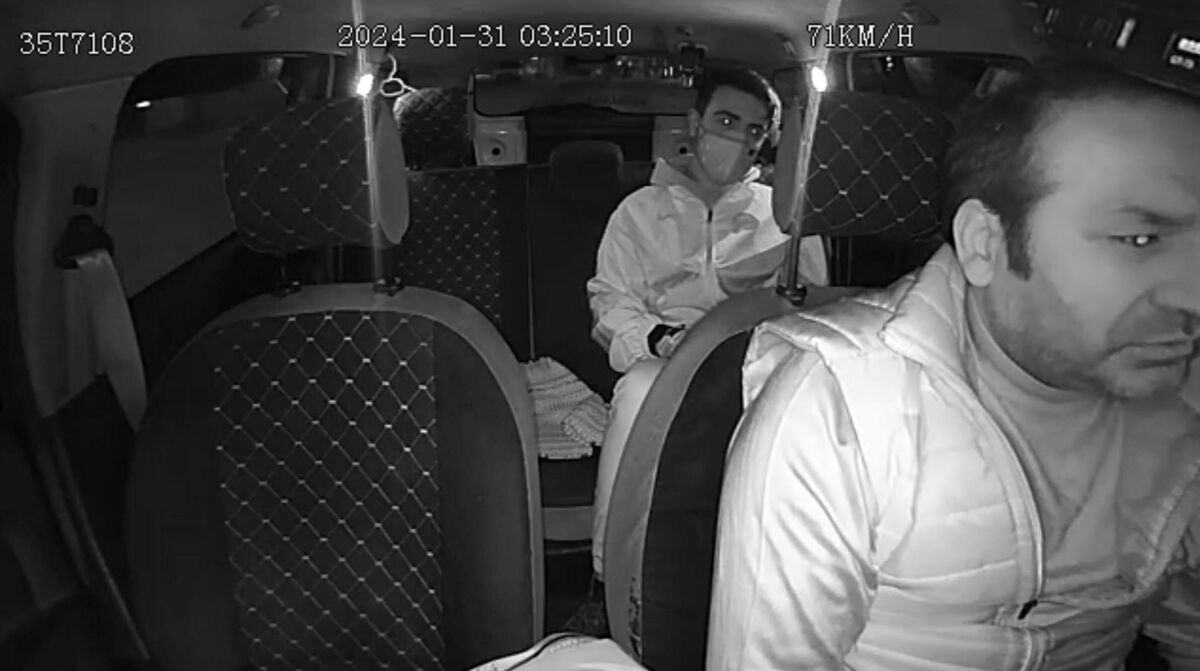İzmir‘de soğuktan üşümemesi için kendisini aracına alan taksici Oğuz Erge’yi