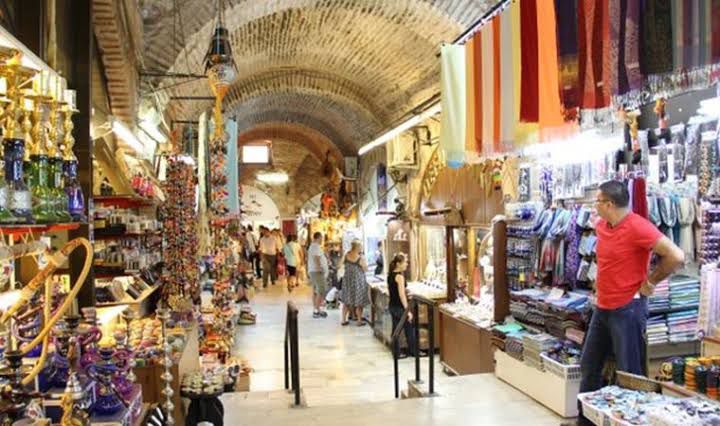 Yüzlerce yıl İzmir’in bereketini tarihi çarşısında çoğaltan Kemeraltı’nı daha farklı