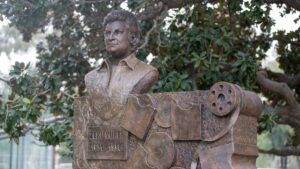 İzmir Büyükşehir Belediyesi, TRT İzmir Televizyonu’nun Kültürpark’taki stüdyolarında kendisi için