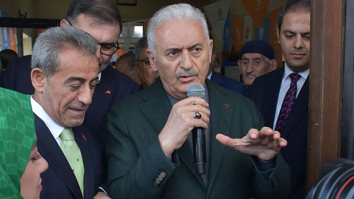 Eski başbakan Binali Yıldırım, İzmir programı kapsamında Bornova ilçesinde seçim