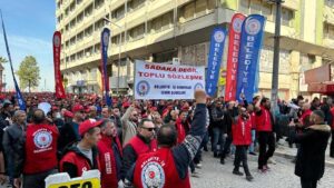 İzmir Büyükşehir Belediyesi’nde yaşanan toplu iş sözleşmesi krizi sona erdi.