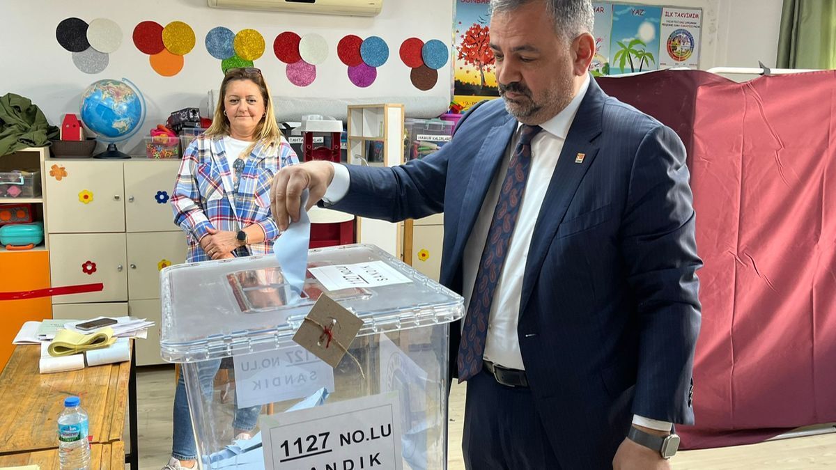 CHP İzmir İl Başkanı Şenol Aslanoğlu seçim günü mesaisine oy
