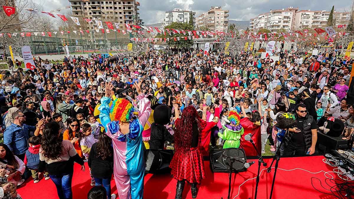 Gün boyunca süren birbirinden eğlenceli aktivitelerle baharı karşılayan yüzlerce çocuk,
