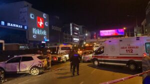 İzmir‘in Çiğli ilçesinde cadde üzerinde sol şeritte hasarlı kaza yapan