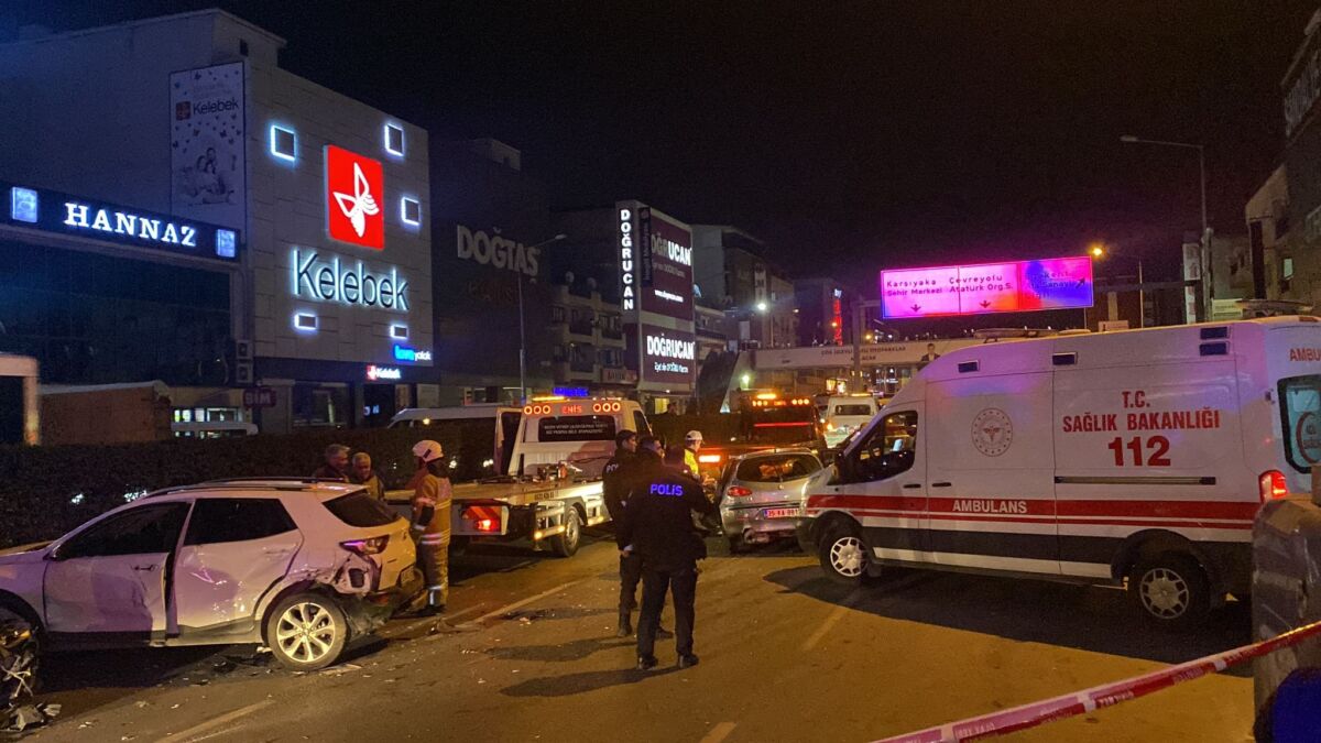 İzmir‘in Çiğli ilçesinde cadde üzerinde sol şeritte hasarlı kaza yapan