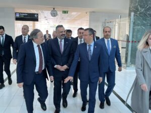DEMOKRAT GÜNDEM- Bugün İzmir’e gelen CHP Genel Başkanı Özgür Özel,